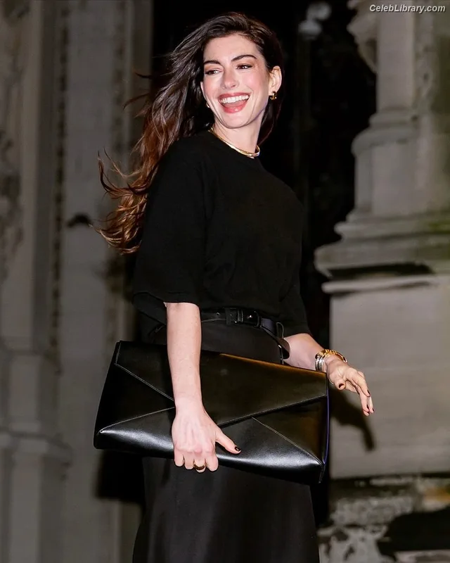 Anne Hathaway photo 4 of 1533