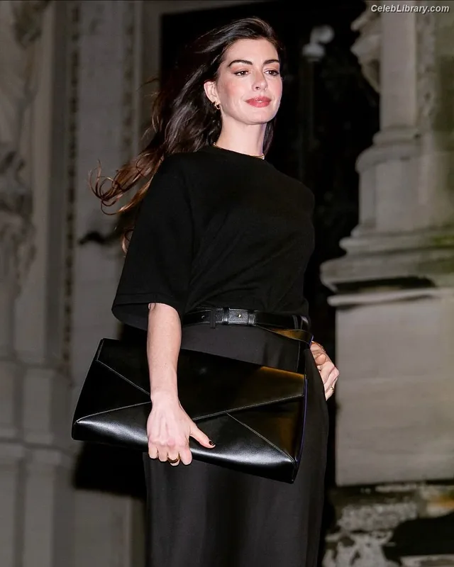 Anne Hathaway photo 5 of 1533