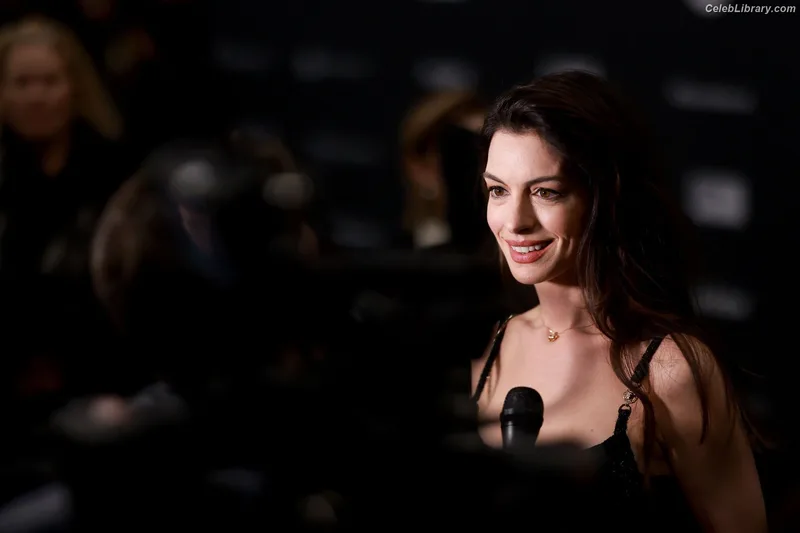 Anne Hathaway photo 11 of 1533