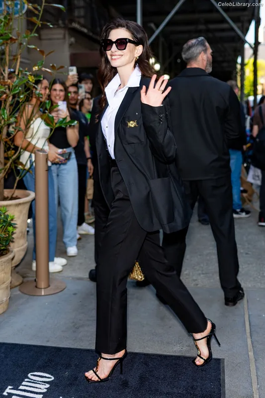 Anne Hathaway photo 16 of 1533