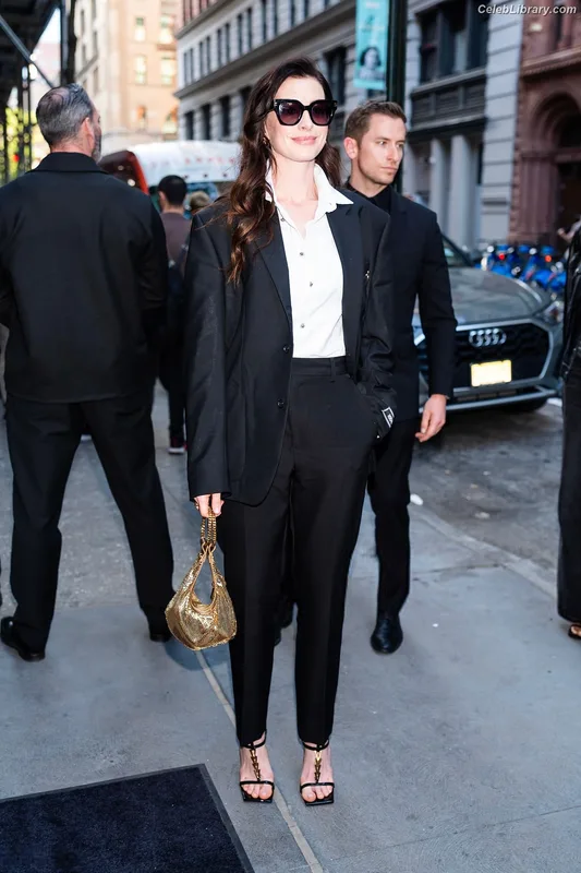 Anne Hathaway photo 19 of 1533