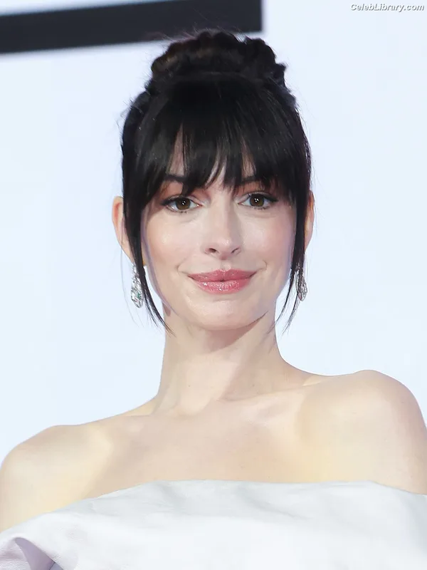 Anne Hathaway photo 1 of 1533