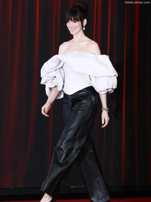 Anne Hathaway photo 2 of 1533