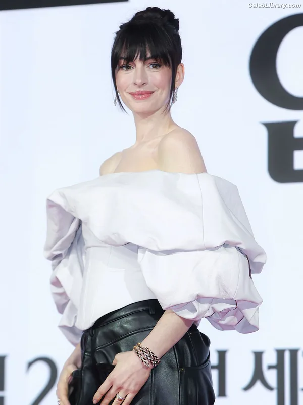 Anne Hathaway photo 11 of 1533