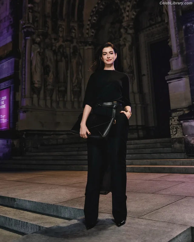 Anne Hathaway photo 10 of 1533