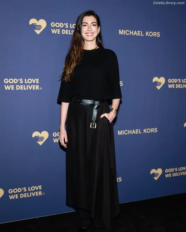 Anne Hathaway photo 11 of 1533