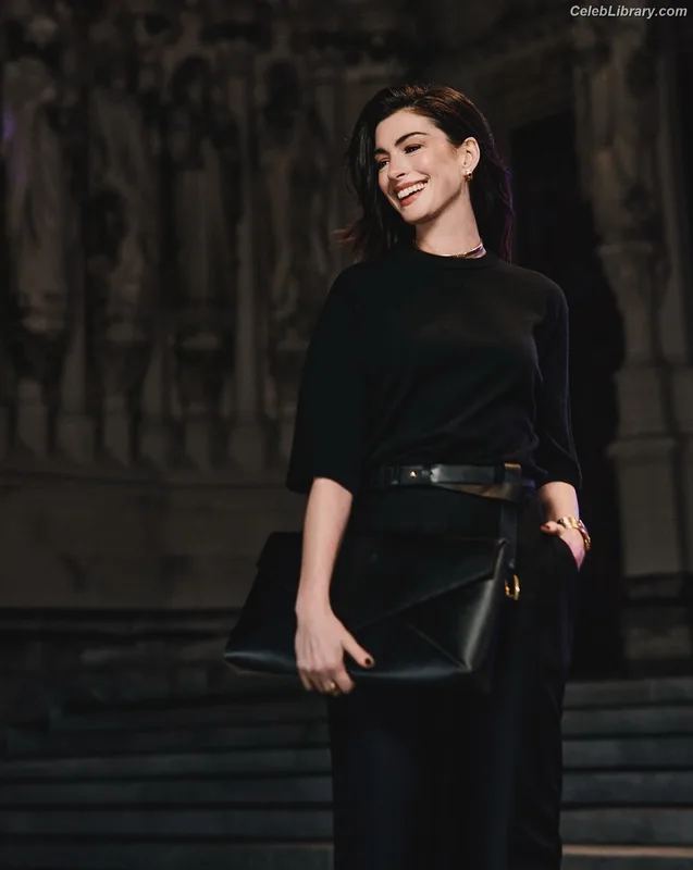 Anne Hathaway photo 12 of 1533