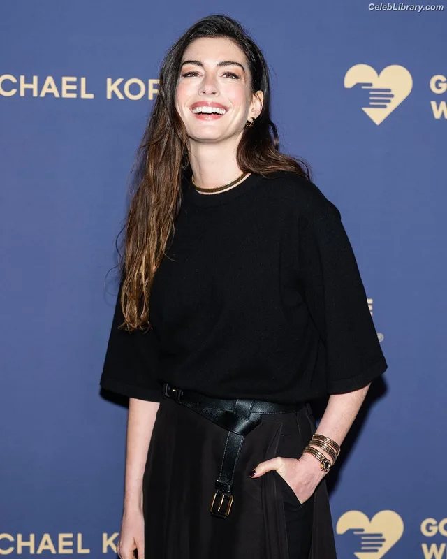 Anne Hathaway photo 13 of 1533