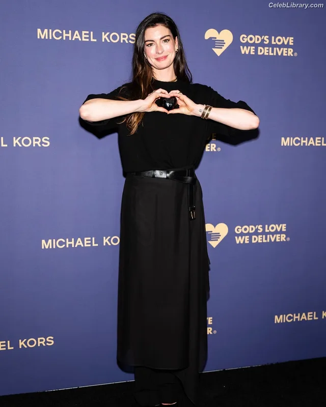 Anne Hathaway photo 14 of 1533