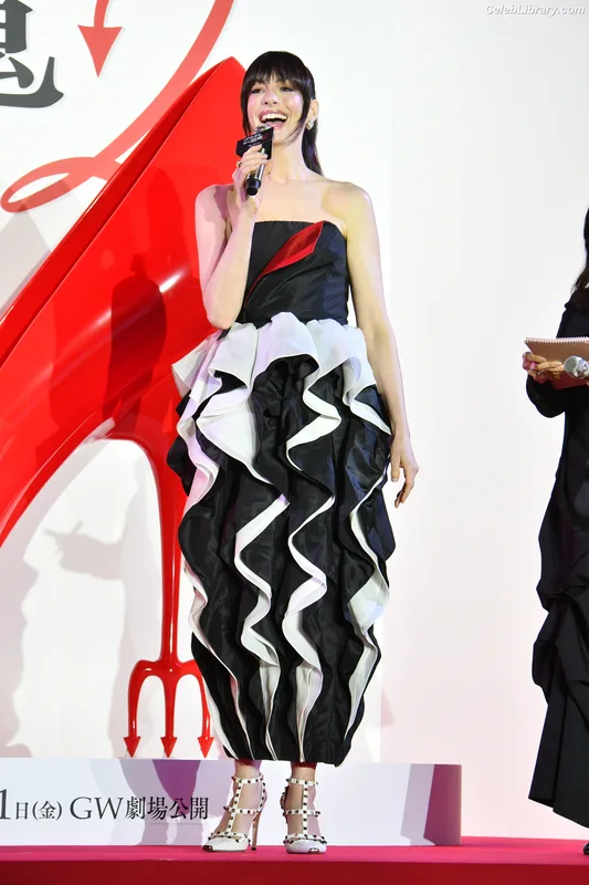 Anne Hathaway photo 18 of 1533