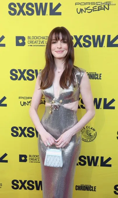 Anne Hathaway photo 10 of 1533