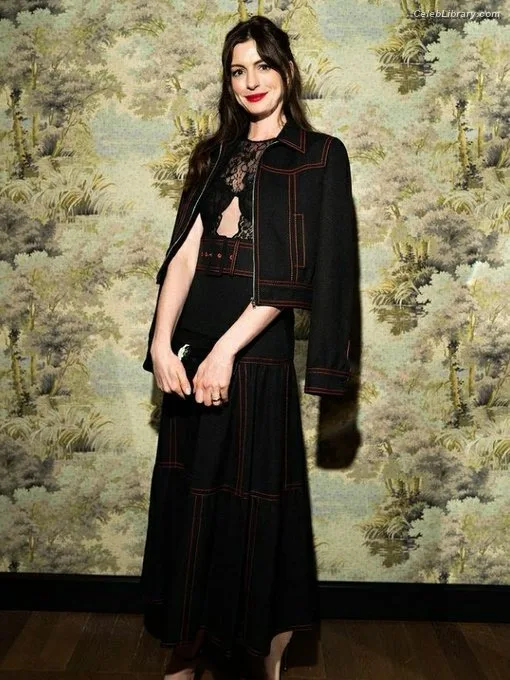 Anne Hathaway photo 13 of 1533