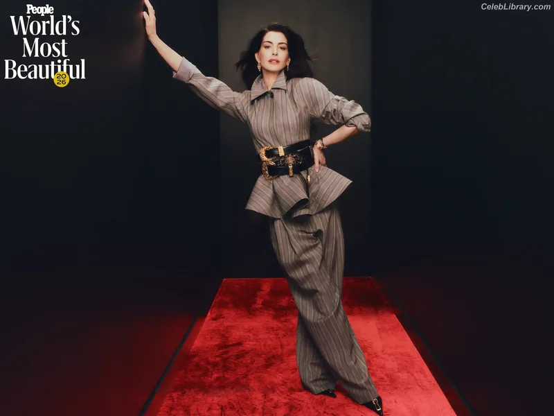 Anne Hathaway photo 1 of 1533