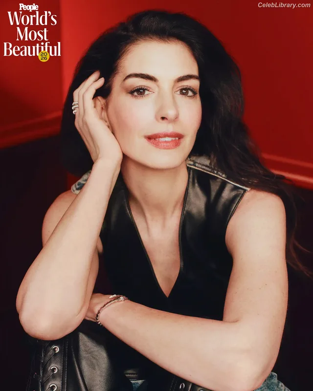 Anne Hathaway photo 3 of 1533