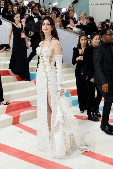 Anne Hathaway photo 11 of 1533