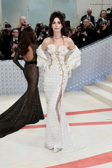 Anne Hathaway photo 14 of 1533