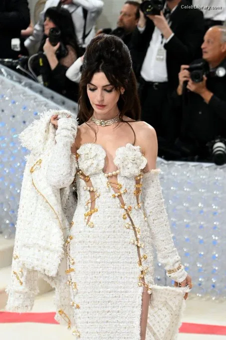 Anne Hathaway photo 15 of 1533
