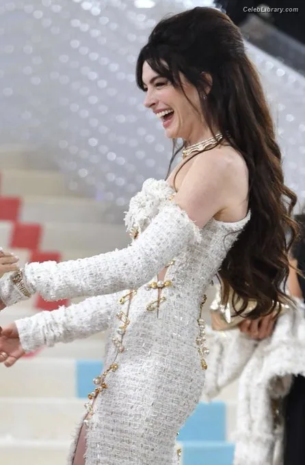 Anne Hathaway photo 16 of 1533