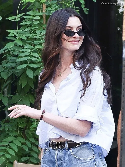 Anne Hathaway photo 19 of 1533
