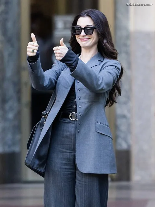 Anne Hathaway photo 22 of 1533