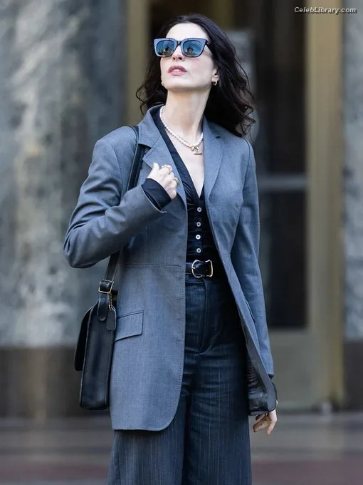 Anne Hathaway photo 23 of 1533