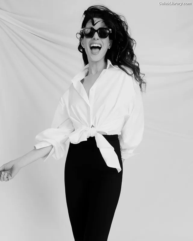 Anne Hathaway photo 22 of 1533