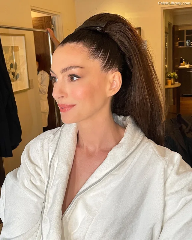 Anne Hathaway photo 23 of 1533
