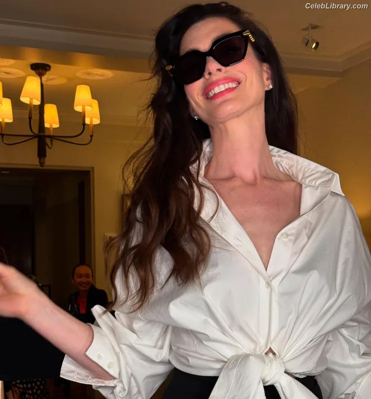 Anne Hathaway photo 24 of 1533