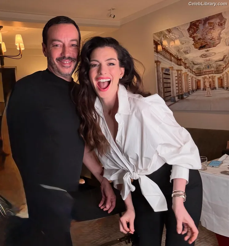 Anne Hathaway photo 1 of 1533