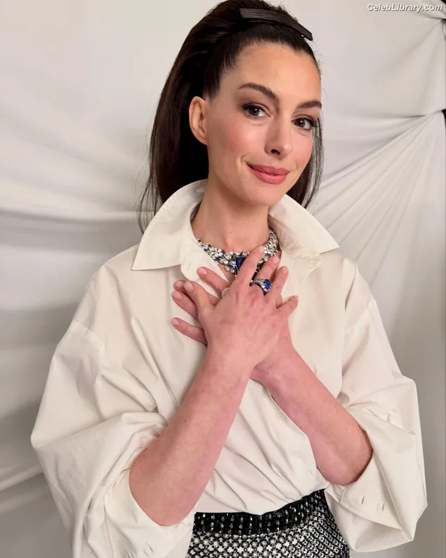 Anne Hathaway photo 3 of 1533