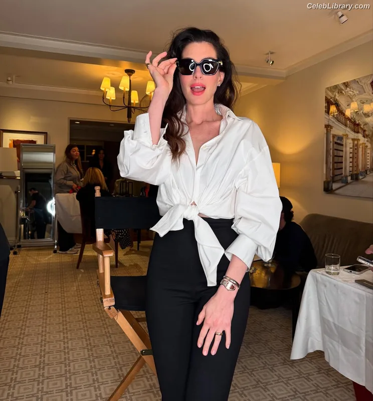 Anne Hathaway photo 4 of 1533