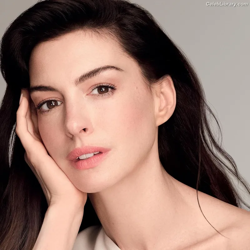 Anne Hathaway photo 7 of 1533