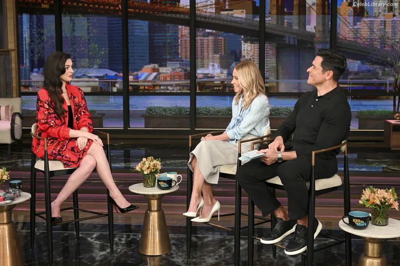 Anne Hathaway photo 8 of 1533