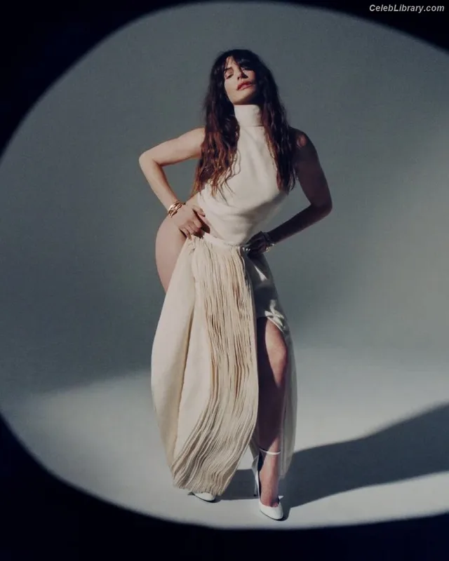 Anne Hathaway photo 11 of 1533