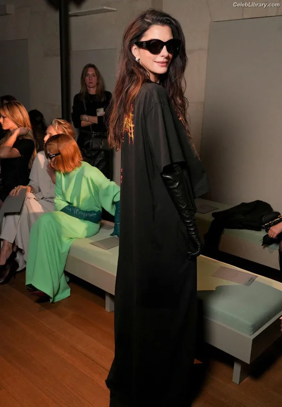 Anne Hathaway photo 13 of 1533