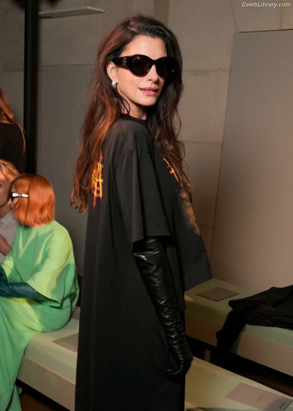 Anne Hathaway photo 14 of 1533