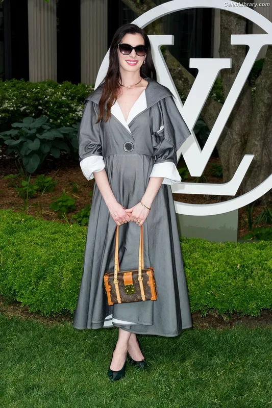 Anne Hathaway photo 16 of 1533