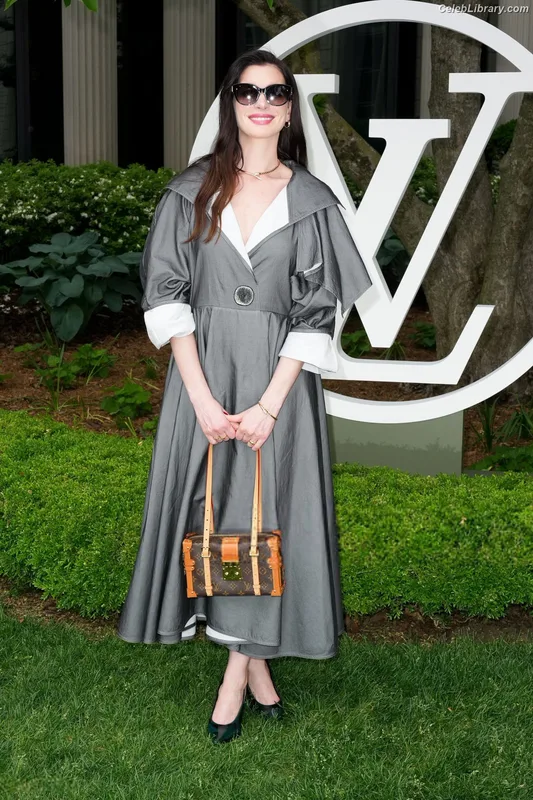 Anne Hathaway photo 17 of 1533