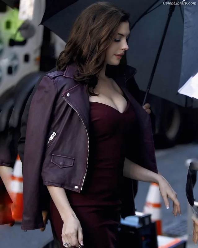 Anne Hathaway photo 19 of 1533