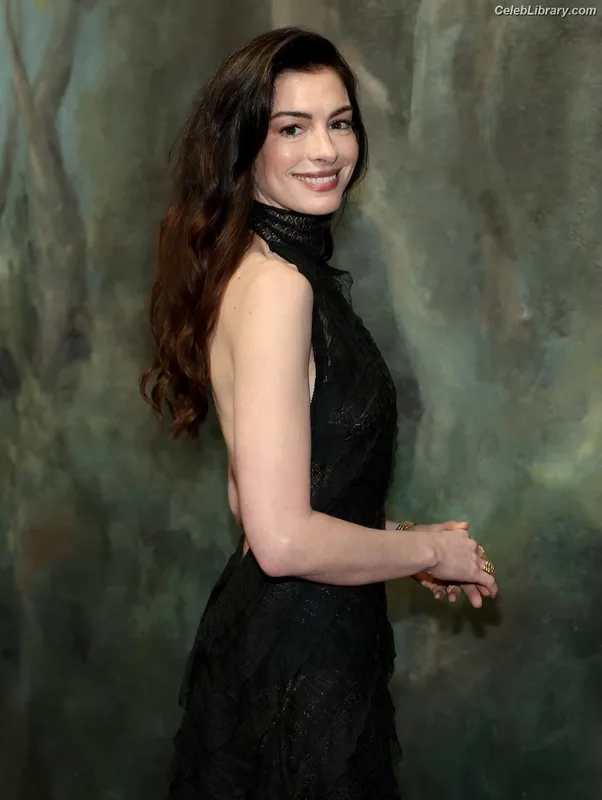 Anne Hathaway photo 21 of 1533