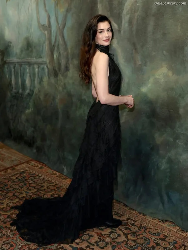 Anne Hathaway photo 22 of 1533