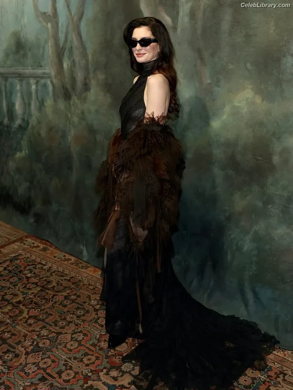 Anne Hathaway photo 23 of 1533