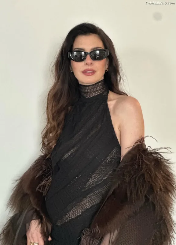 Anne Hathaway photo 2 of 1533