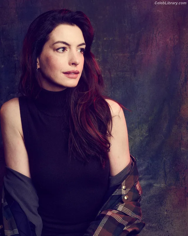 Anne Hathaway photo 7 of 1533