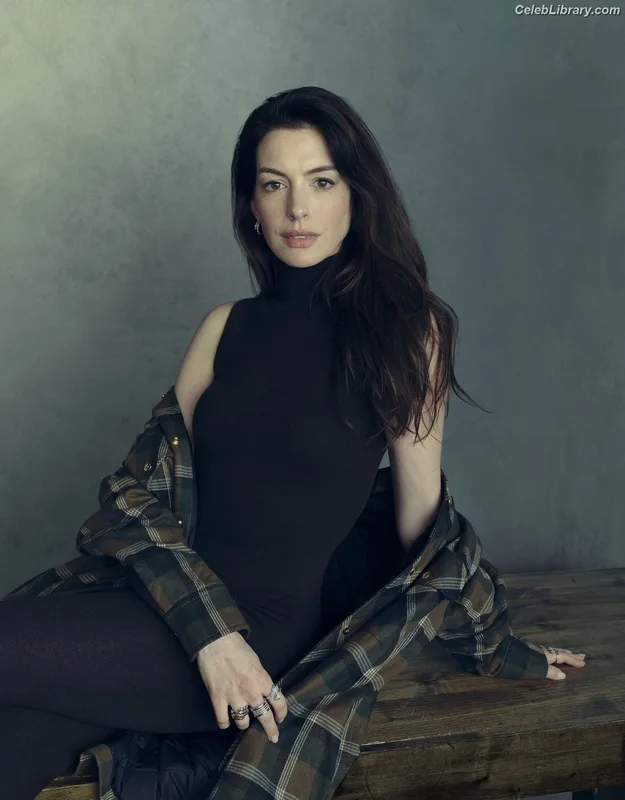 Anne Hathaway photo 8 of 1533