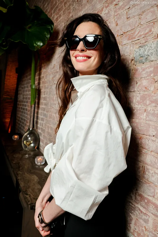 Anne Hathaway photo 17 of 1533