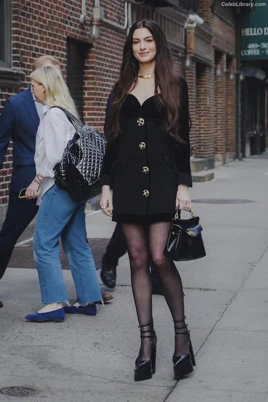 Anne Hathaway photo 22 of 1533
