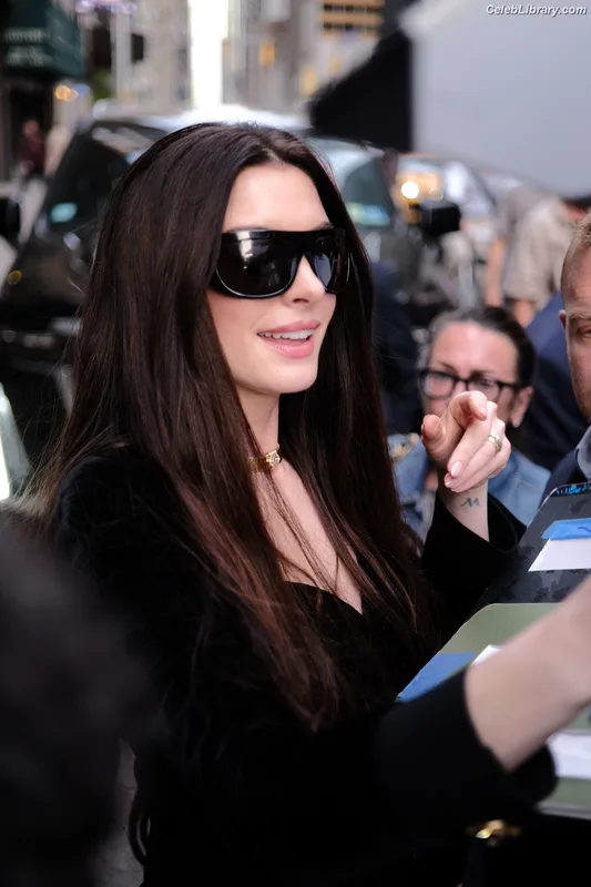 Anne Hathaway photo 2 of 1533