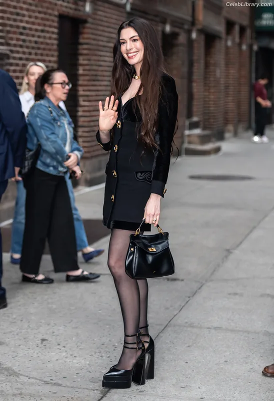 Anne Hathaway photo 3 of 1533