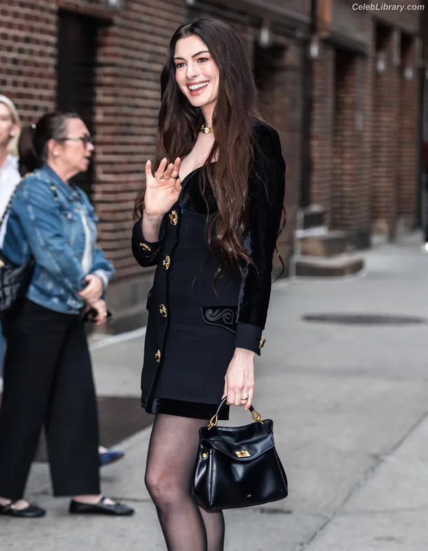 Anne Hathaway photo 7 of 1533